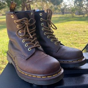 DR. MARTENS 1460 CRAZY HORSE LEATHER LACE UP BOOTS - (Ladies 6/Mens 5)